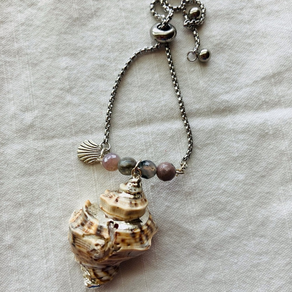 Elegant Shell Pendant Bracelet with Silver Accents